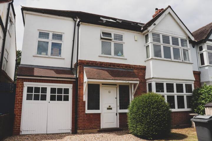 Stunning 5 bed family home in beautiful Barnes gallery image 2