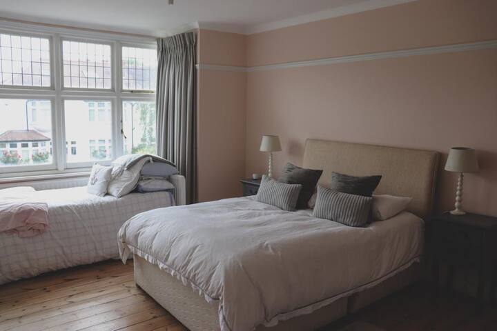 Stunning 5 bed family home in beautiful Barnes gallery image 5