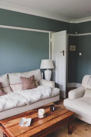 Stunning 5 bed family home in beautiful Barnes gallery image 3