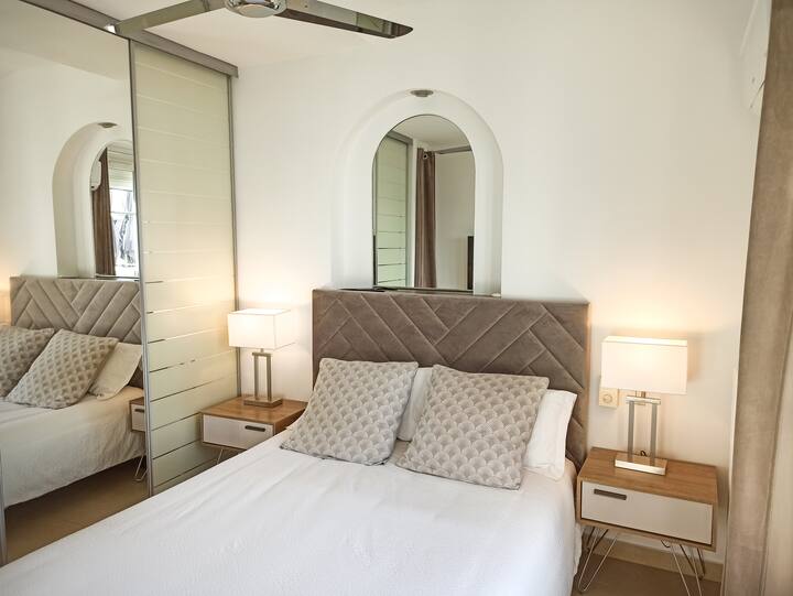 带双人床的房间