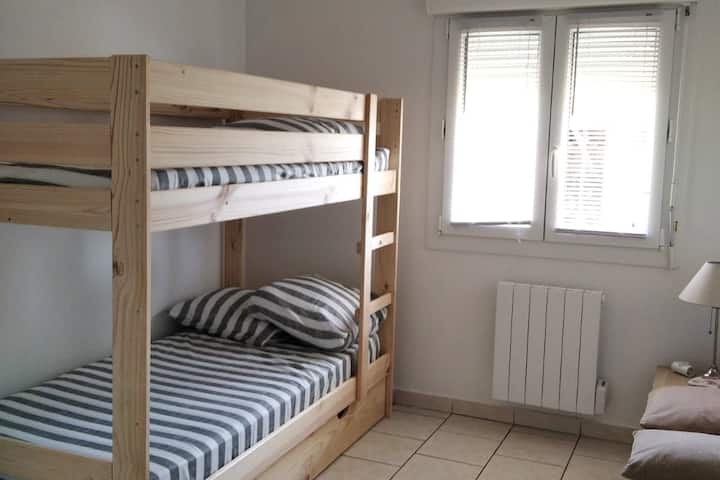 habitación 3 para niños
triple camas
Libros para niños
Juguetes y LEGO
dinette de madera