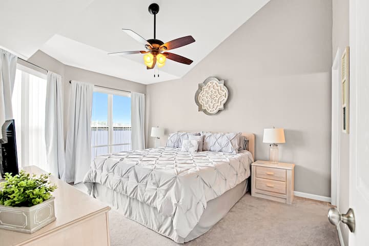 Dhomë gjumi kryesore me krevat dopio "King" dhe pamje të shkëlqyer nga liqeni.