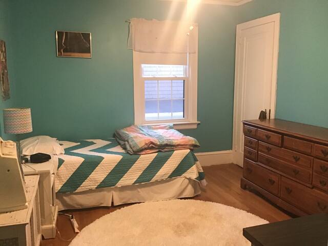 Sunny 3+ bedrooms on East Side of Providence, RI gallery image 5