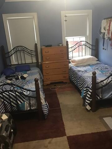 Sunny 3+ bedrooms on East Side of Providence, RI gallery image 2