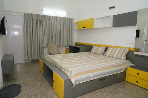 Cheerful 3-bedroom home with free parking