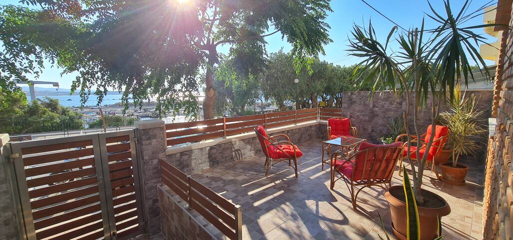 Thalia’s House, private by the beach with Sea view