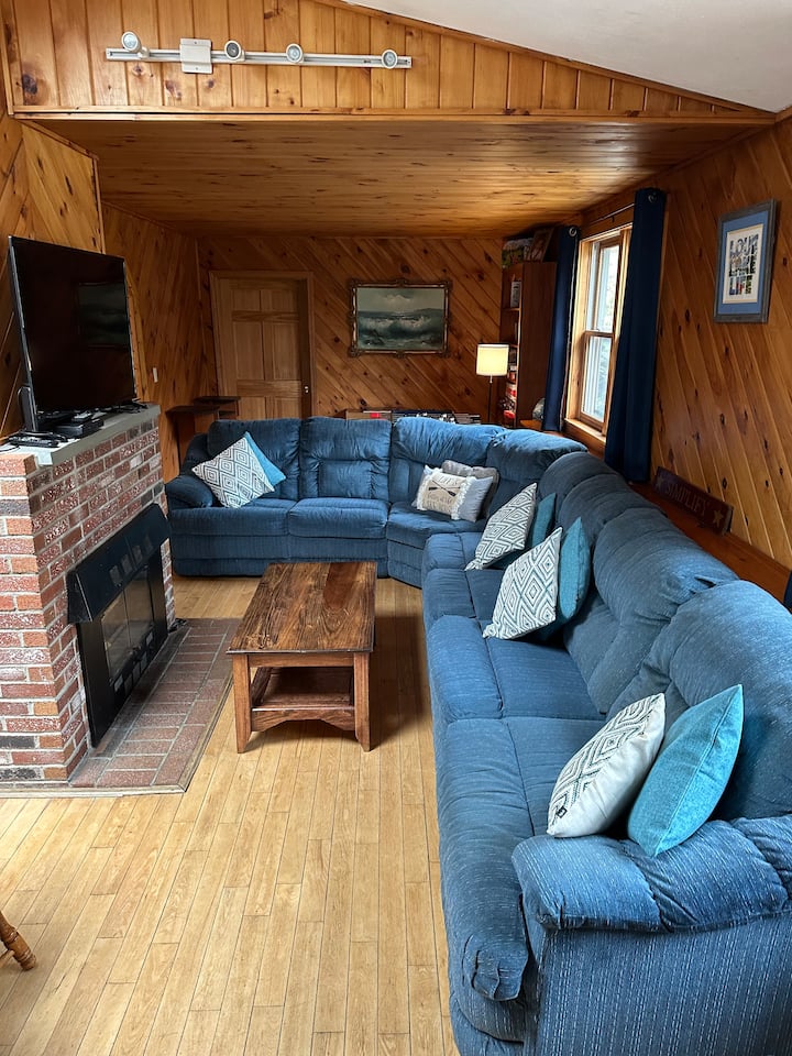 Spacious Lakefront Home With 5 Bedrooms & Hot Tub! - Rochester, NH