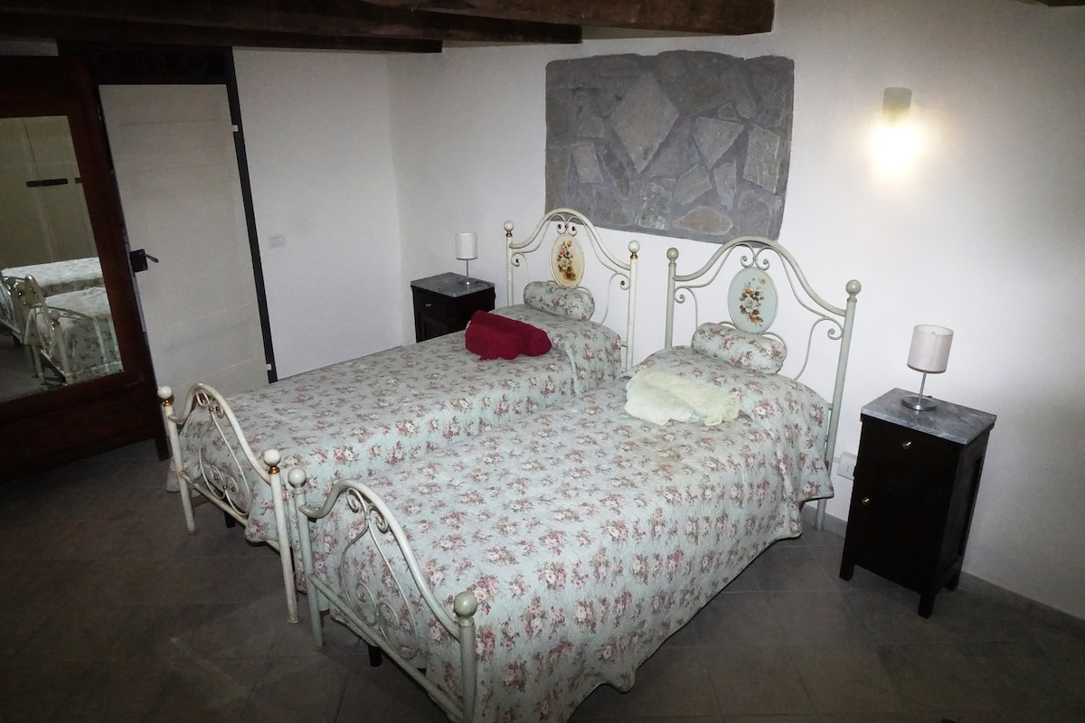 Dhomë gjumi dopio në katin përdhes me hapësirë të bollshme (ose krevat dopio ose 2 teke) me banjë brenda.  Kjo dhomë ka një derë të veçantë për jashtë.