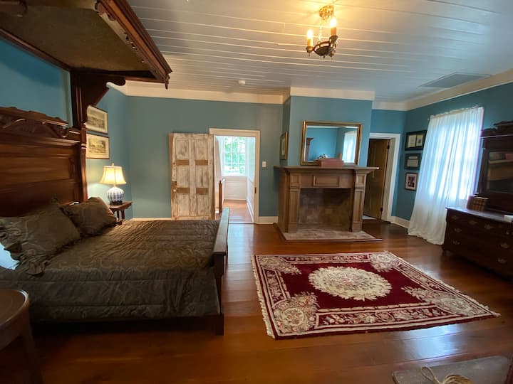 C'est la chambre « Dubuisson ». Elle se trouve au troisième étage de la maison principale.
