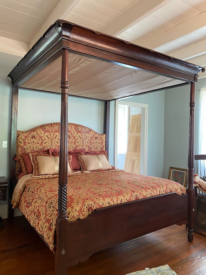 Le grand lit de Clarisse.  Une chambre grande et luxueuse au 2ème étage.  Nommé d'après la fille de Martin Durable qui a épousé le premier gouverneur de Louisiane.