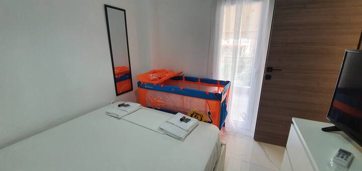 Una cuna con cambiador y mosquitera está disponible bajo pedido. 