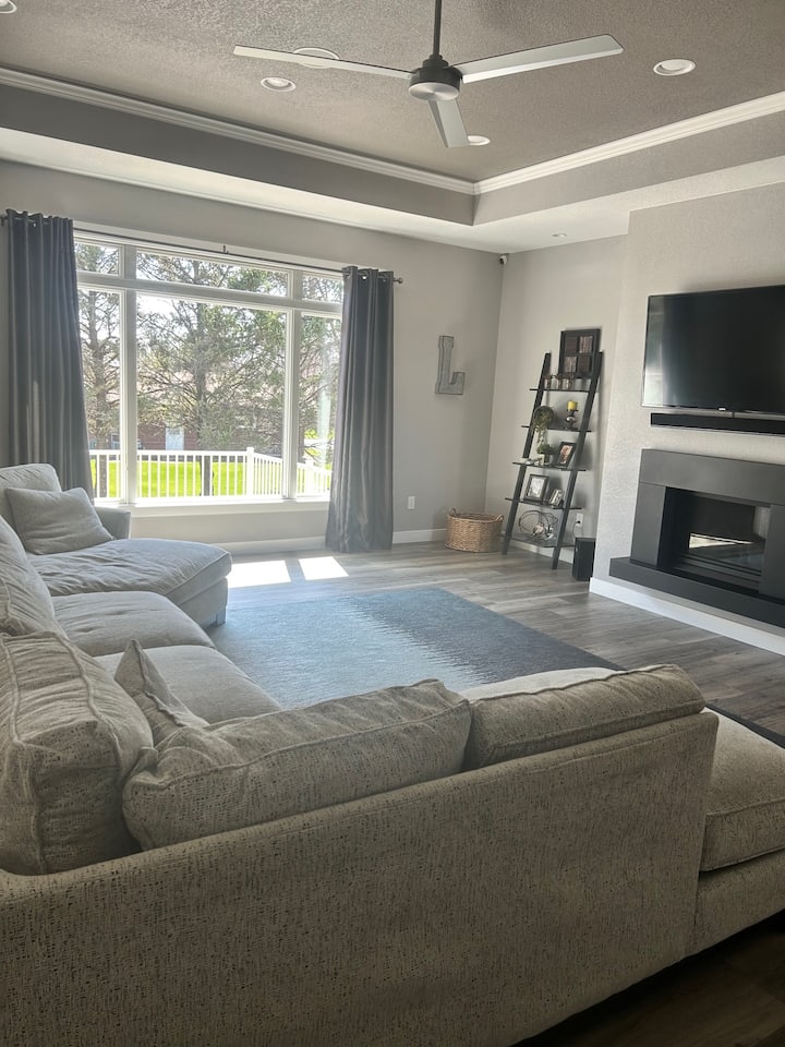 Large, Clean, Family Home - Waterloo, IA