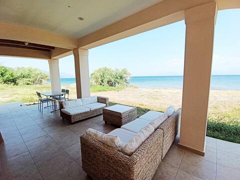 Teti’s Villa by the sea