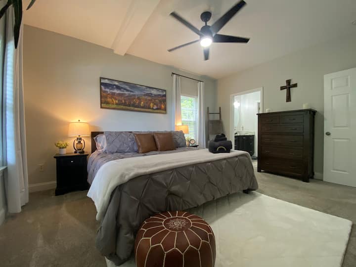 King size  memory foam bed with your choice of memory foam or hypo-allergenic goose down alternative pillows. Room darkening curtains allow you to enjoy the beautiful mountain mornings...but not until you are ready. 