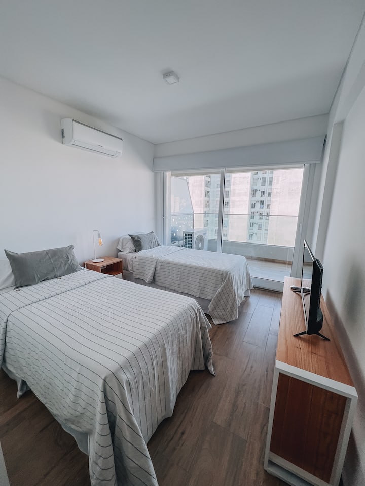 سريرين صغيرين من نوع الفندق وتلفزيون ذكي وحمام داخلي وتراس شرفة.