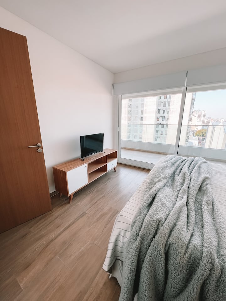 سرير كبير مع تلفزيون ذكي