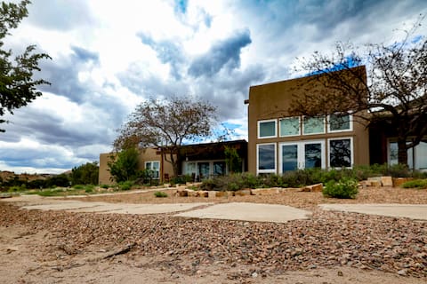 Acoma Queen Desert Suite