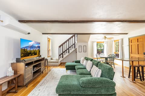 Popular Airbnb listing: Charming Cabin close to Flagstaff, Sedona & Hiking in Munds Park