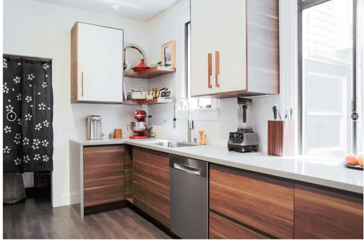 Stylish Nob Hill Victorian with period details gallery image 2