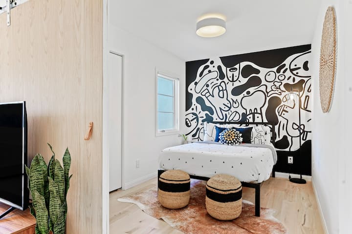 2nd bedroom with full size mattress, memory foam.