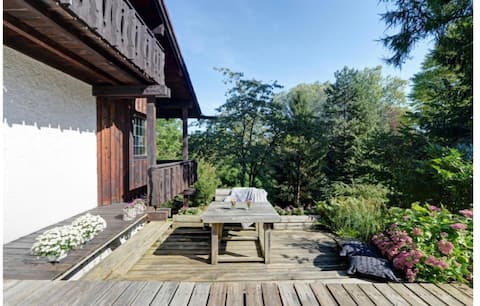 Idyllic with 5 bedrooms, gym and sauna by the lake