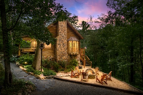 Treehouse views, hot tub, pool table on 6 acres