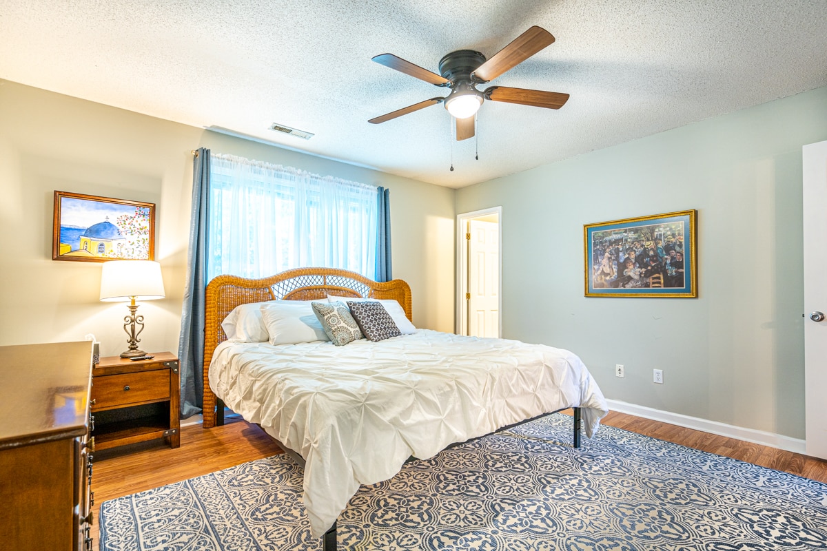 Главен апартман со луксузен брачен кревет (широк 150-179 см).