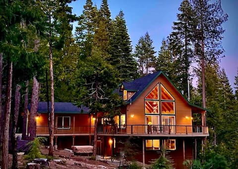 Huge Cabin 3 Bed Rooms, Spa, loft, Game/bedroom