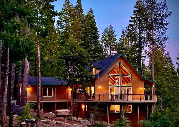 Huge Cabin 3 Bed Rooms, Spa, loft, Game/bedroom