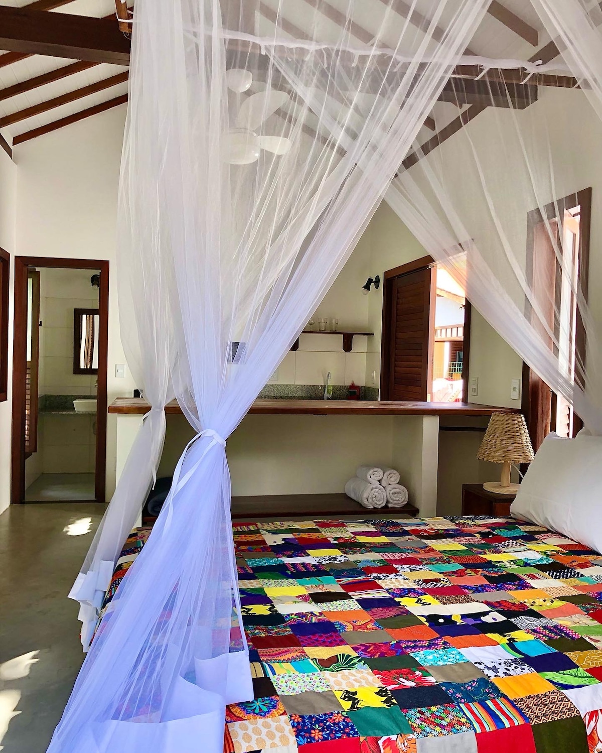 Спална соба со брачен кревет и мрежа против комарци