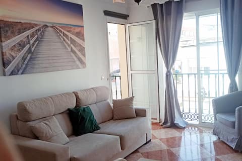 Popular Airbnb listing: Ideal for couples in the center, parking. in El Molinillo