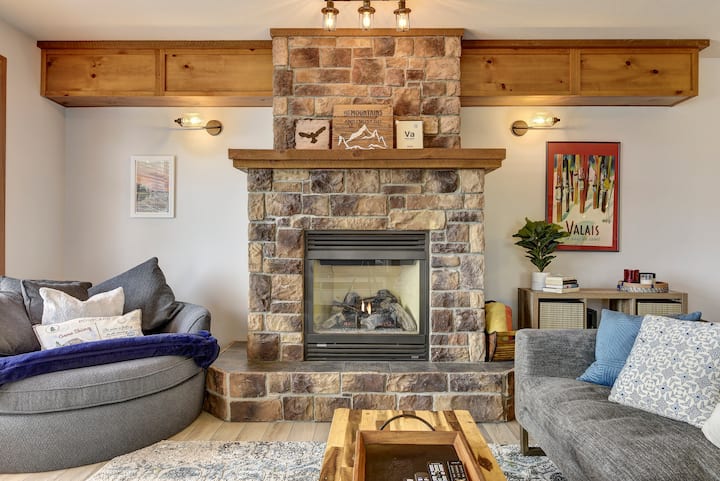 Spacious Big White Chalet With Hot Tub And Views! - Big White Ski Resort, BC