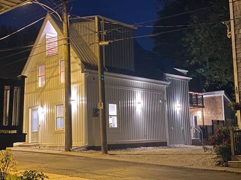 Bishop House. Sleeps 8. Downtown with Hot Tub!