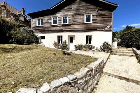 4 bedroom family home (6/8 people)