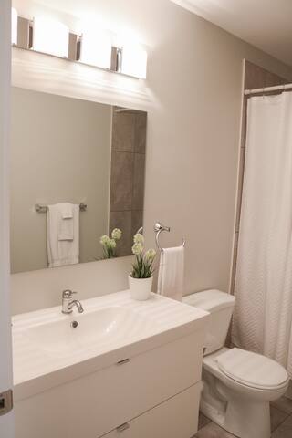 Inviting Stay in a Prime Location! gallery image 5