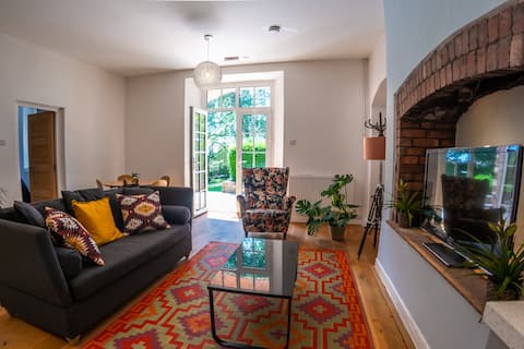 Top performing Airbnb: Lovely 1-bedroom garden flat with free parking. in Abbots Leigh