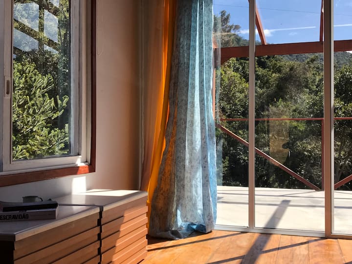 غرفة اجتماعية وسطح.