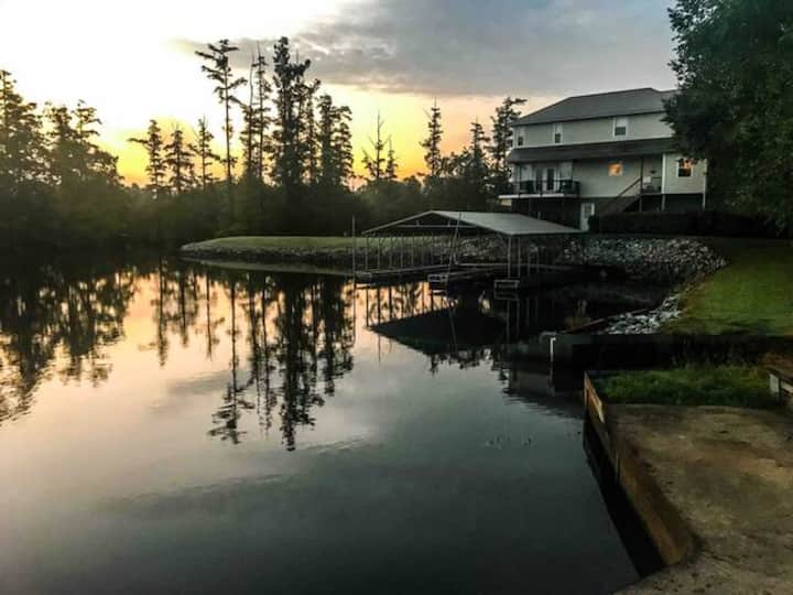 Waterfront Queen Suite MS State, MUW, Golf, CAFB Guest suites for