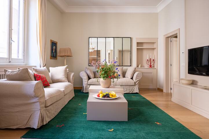 Central and Roomy flat near the Station and Duomo