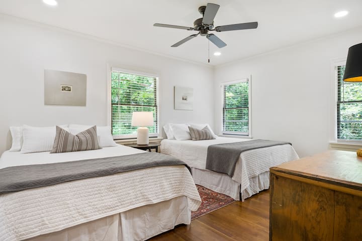 Третата спалня разполага с 2 двойни легла с всички нови легла.