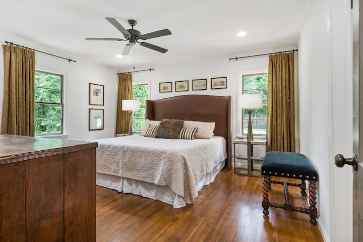 Основна спалня с изцяло ново спално бельо, за да се насладите на прекрасен нощен сън.