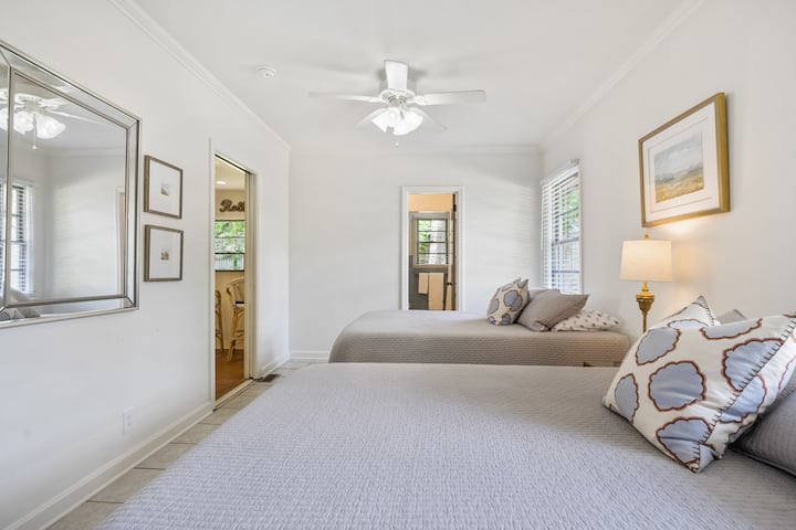 Вторичната спалня разполага с 2 двойни легла с всички нови легла.