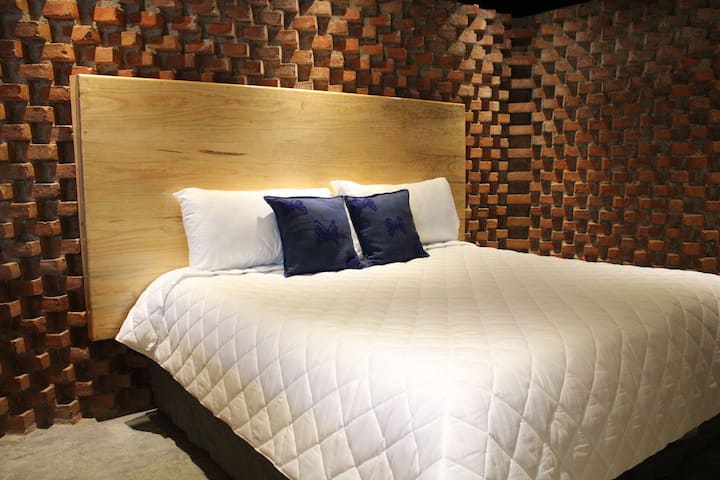 Izba s manželskou posteľou King sa nachádza na poschodí. Pripojené k sekundárnemu pobytu na chodbe 
