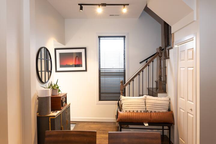 Charming & Comfy Gem ~ 10 Mins to Downtown ~Patio! gallery image 4