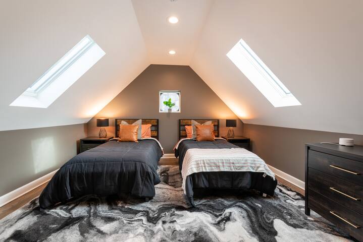 Charming & Comfy Gem ~ 10 Mins to Downtown ~Patio! gallery image 3