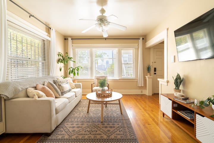 Détendez-vous dans cet élégant espace de vie avec suffisamment d'espace pour s'étirer.
