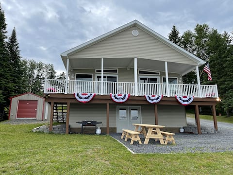 Lakefront cottage with private beach, near trails