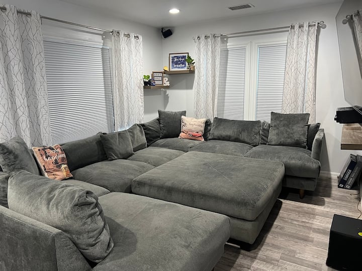 Relaxing 2 bedroom house with jacuzzi & Arcade