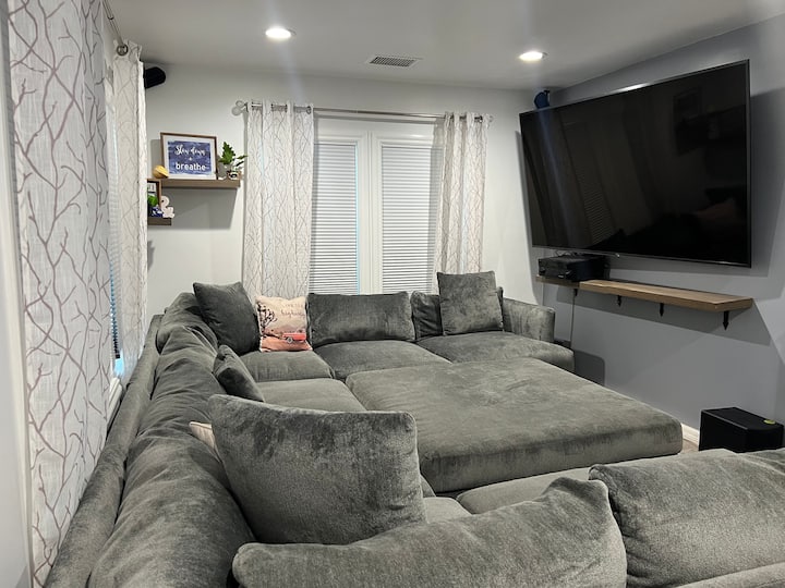 Relaxing 2 bedroom house with jacuzzi & Arcade