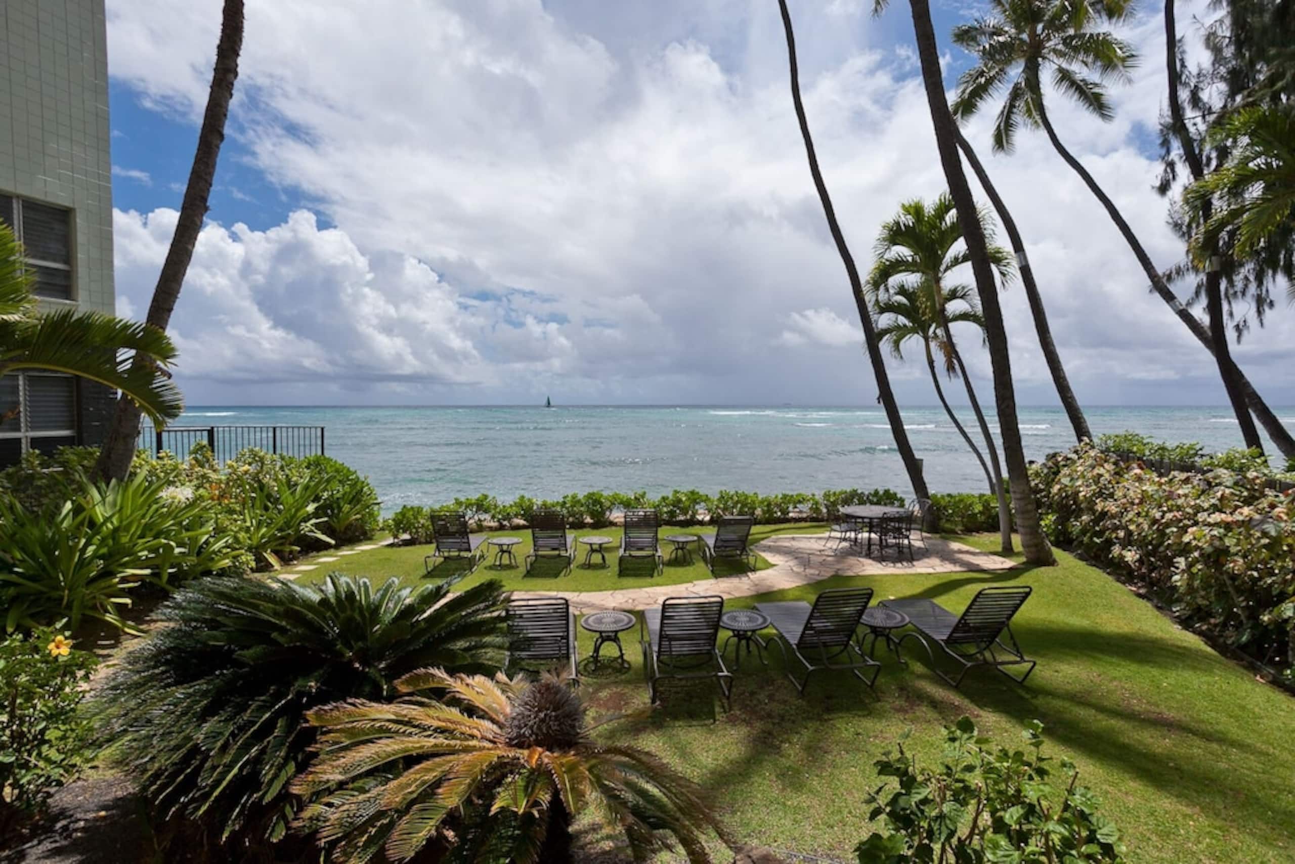 Condo in Honolulu · ★4.8 · Studio · 1 bed · 1 private bath - Image 18